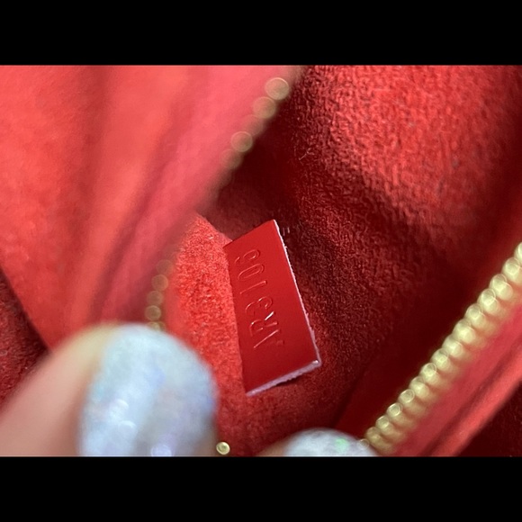 Louis Vuitton
Damier Caissa Clutch ❌Sold❌Sold❌ - Picture 9 of 9